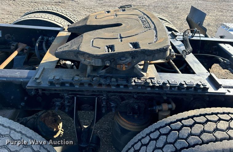 image for item EG1211 2006 International  9200i  semi truck