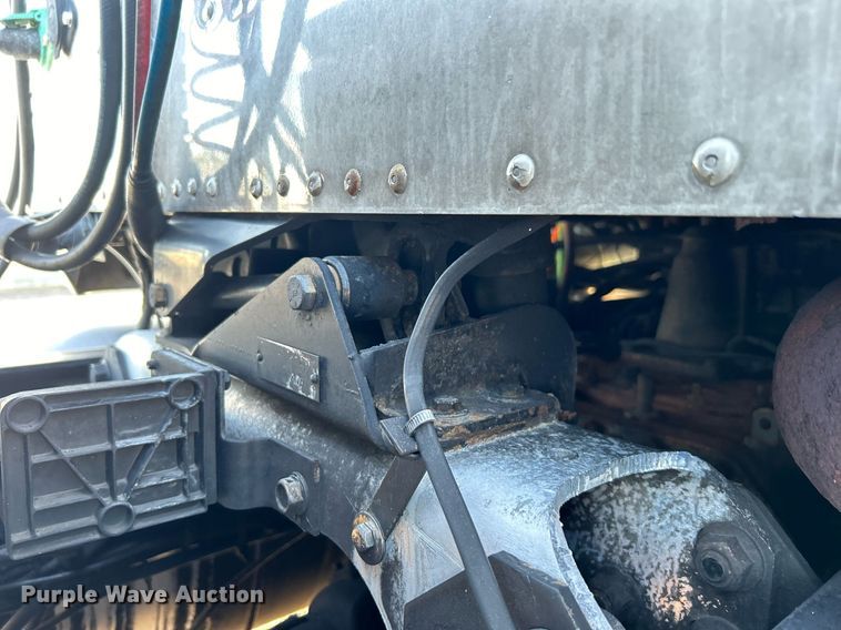 image for item EG1211 2006 International  9200i  semi truck