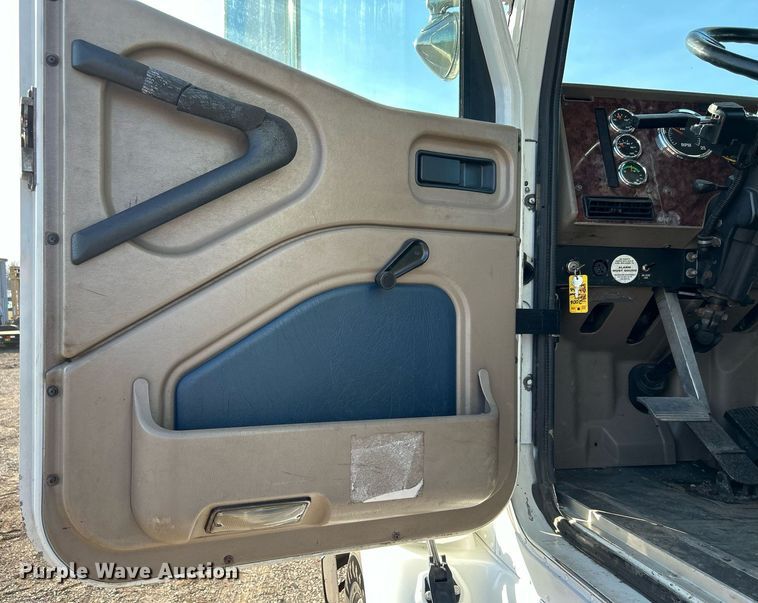 image for item EG1211 2006 International  9200i  semi truck