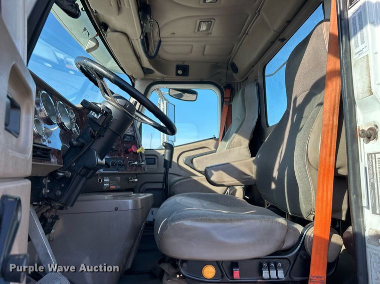 image for item EG1211 2006 International  9200i  semi truck