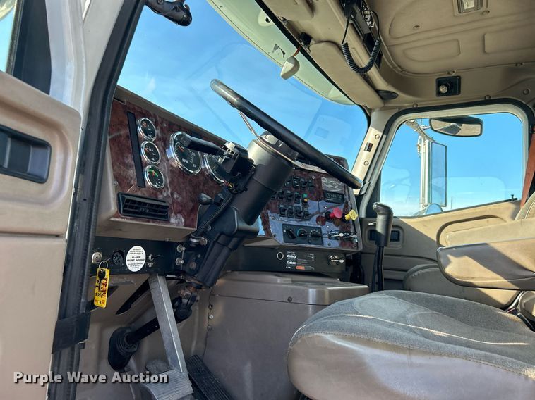 image for item EG1211 2006 International  9200i  semi truck