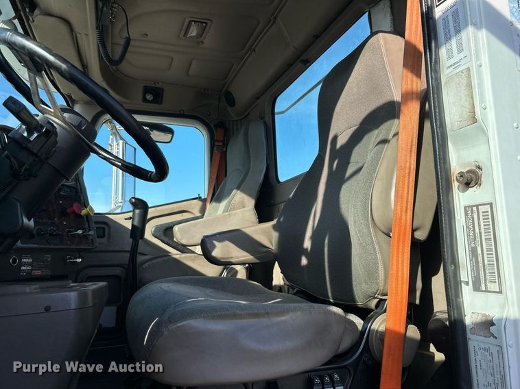 image for item EG1211 2006 International  9200i  semi truck