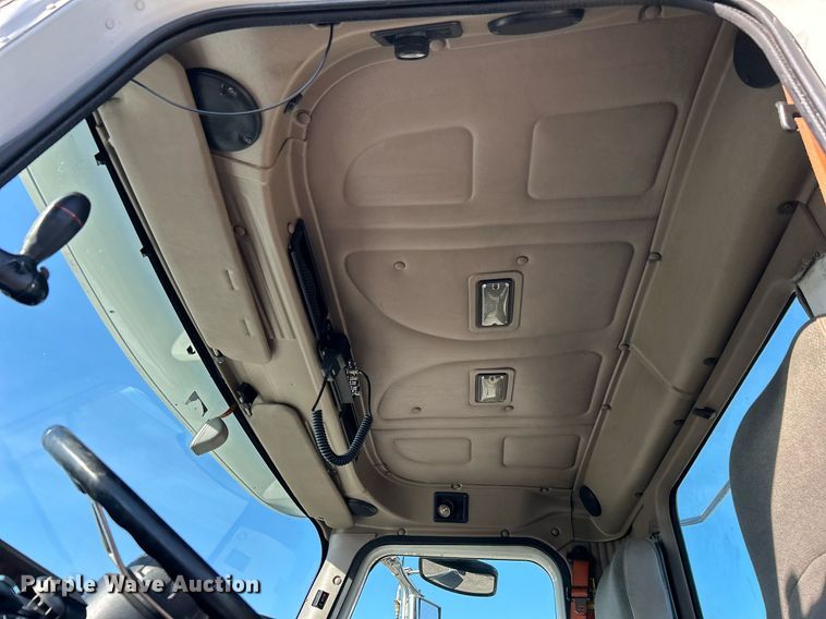 image for item EG1211 2006 International  9200i  semi truck