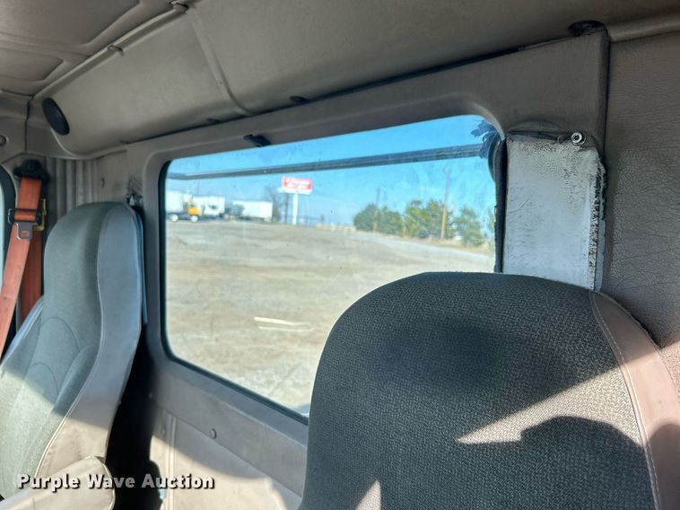 image for item EG1211 2006 International  9200i  semi truck