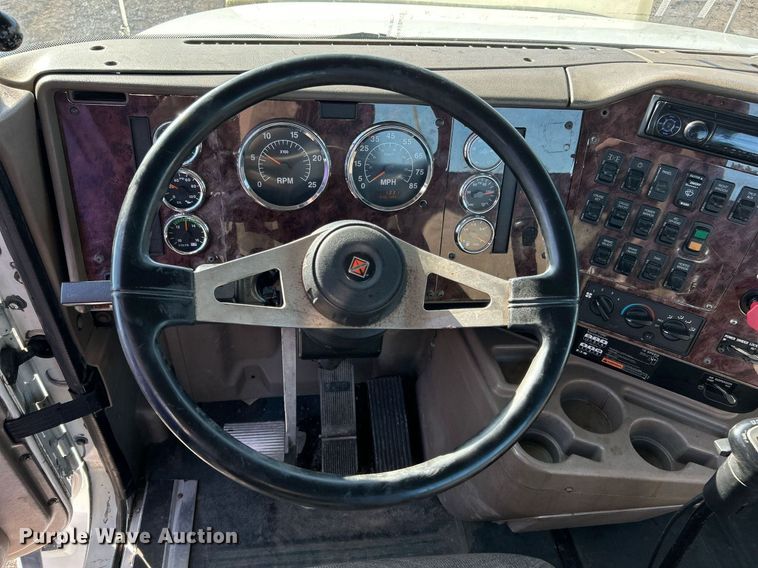 image for item EG1211 2006 International  9200i  semi truck