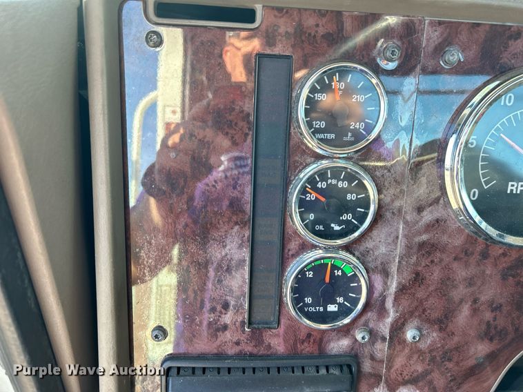 image for item EG1211 2006 International  9200i  semi truck