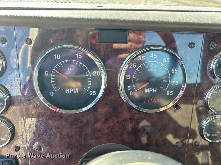 image for item EG1211 2006 International  9200i  semi truck