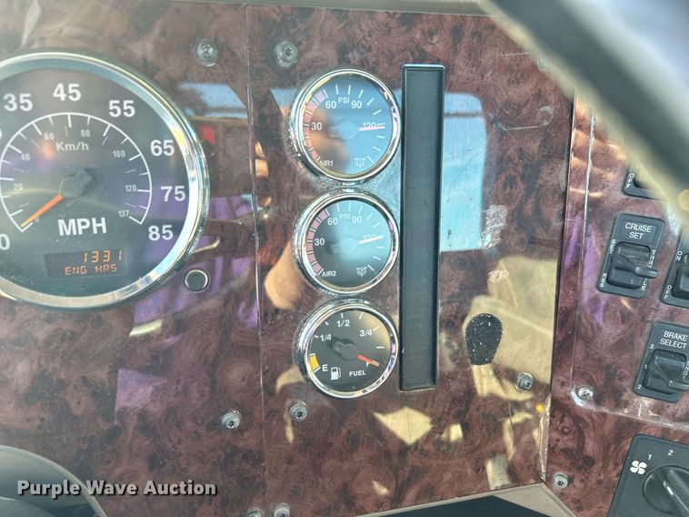 image for item EG1211 2006 International  9200i  semi truck