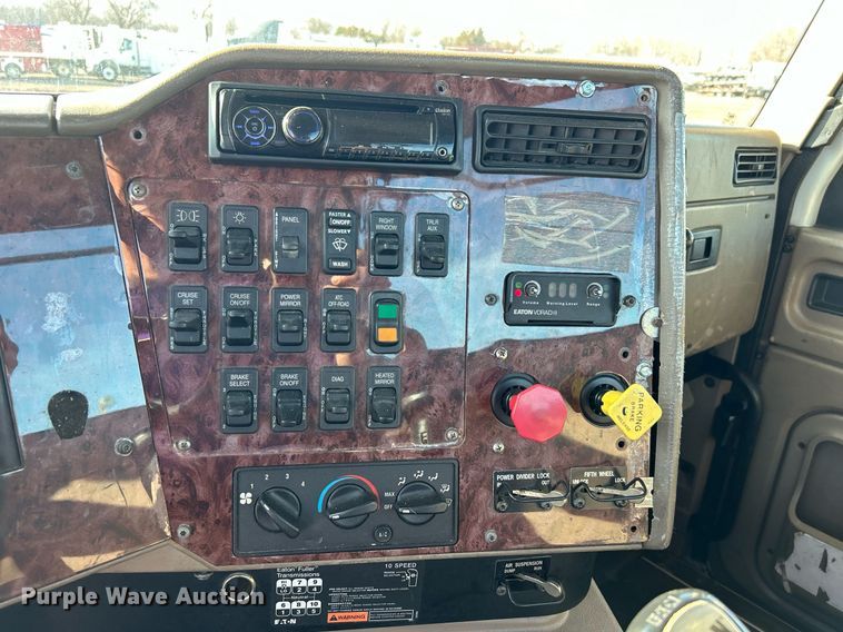 image for item EG1211 2006 International  9200i  semi truck