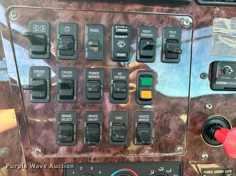 image for item EG1211 2006 International  9200i  semi truck