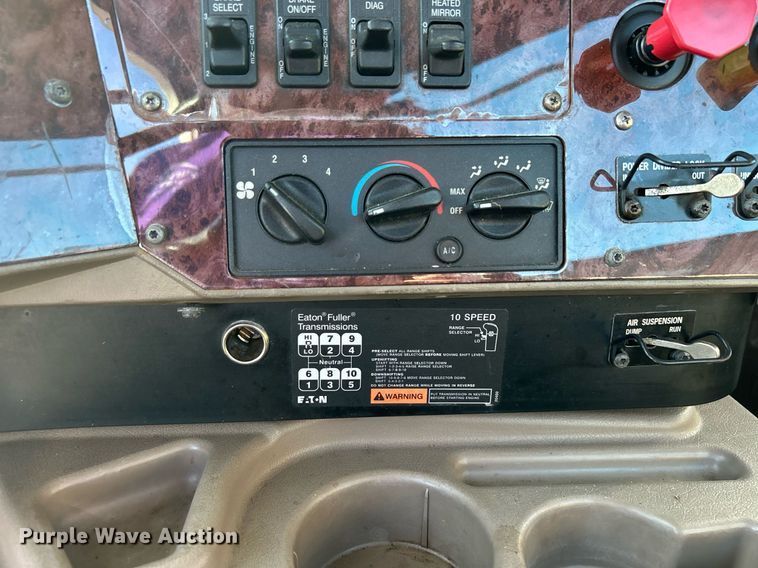 image for item EG1211 2006 International  9200i  semi truck