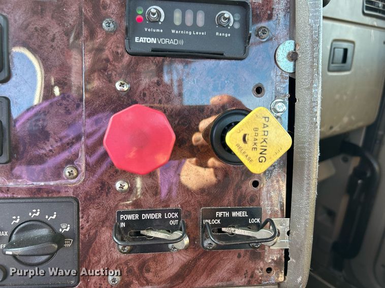 image for item EG1211 2006 International  9200i  semi truck