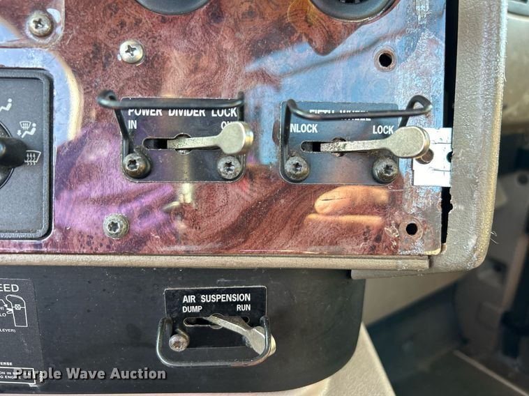 image for item EG1211 2006 International  9200i  semi truck