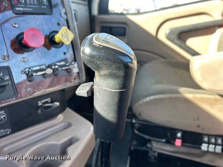 image for item EG1211 2006 International  9200i  semi truck