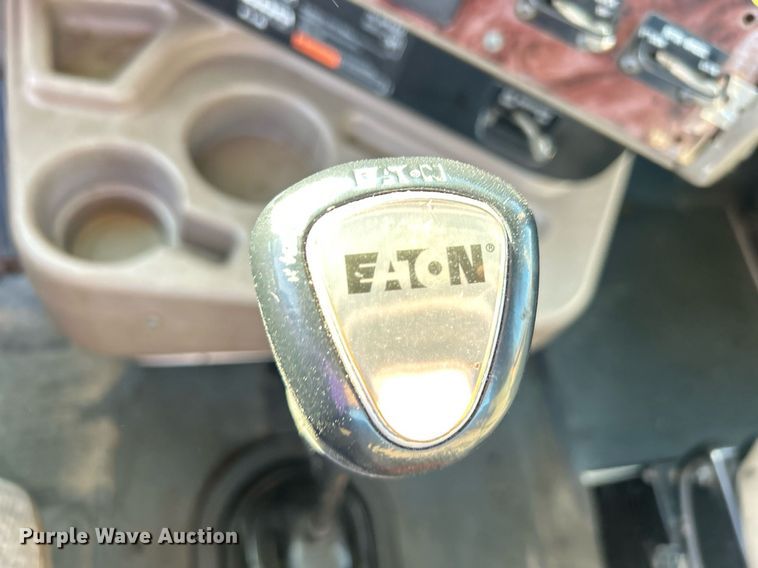 image for item EG1211 2006 International  9200i  semi truck