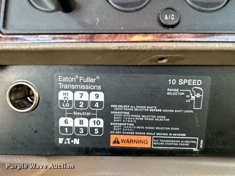 image for item EG1211 2006 International  9200i  semi truck