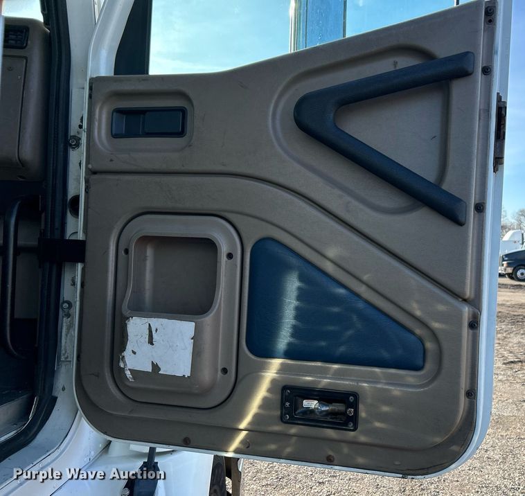 image for item EG1211 2006 International  9200i  semi truck