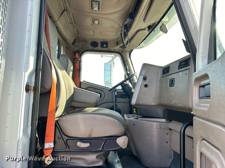 image for item EG1211 2006 International  9200i  semi truck