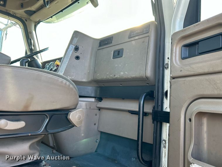 image for item EG1211 2006 International  9200i  semi truck