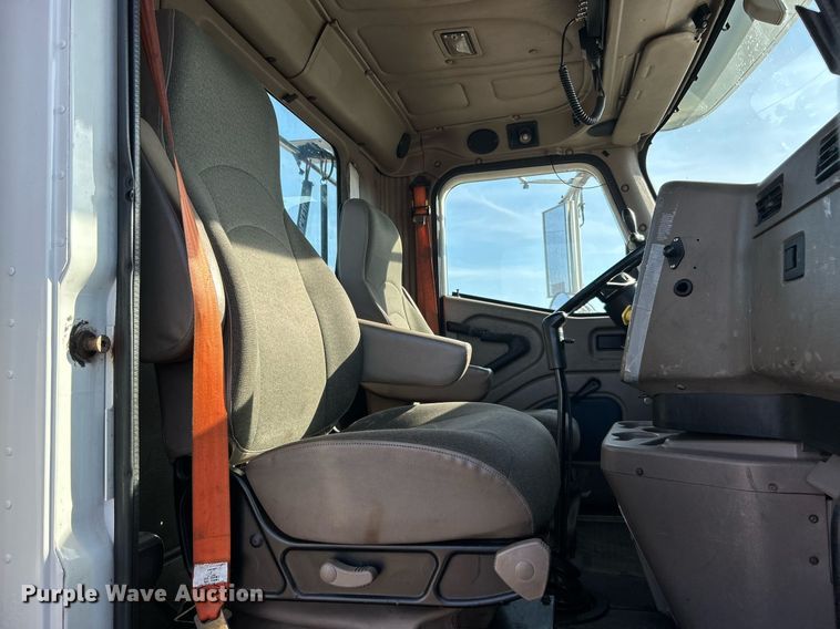 image for item EG1211 2006 International  9200i  semi truck