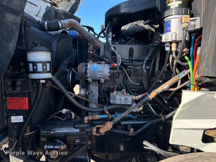 image for item EG1211 2006 International  9200i  semi truck