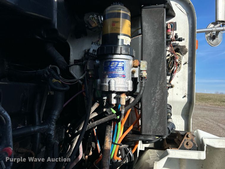 image for item EG1211 2006 International  9200i  semi truck