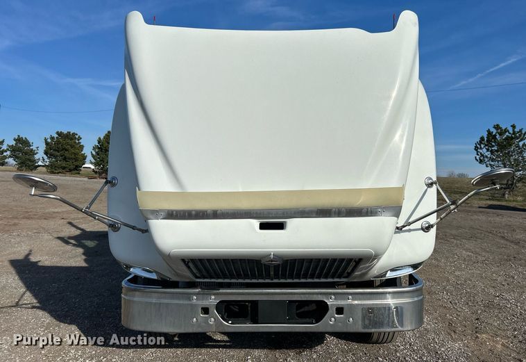 image for item EG1211 2006 International  9200i  semi truck