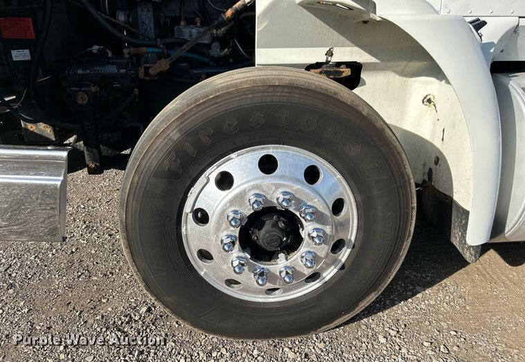 image for item EG1211 2006 International  9200i  semi truck