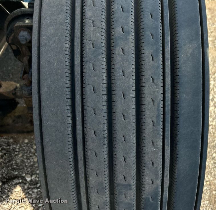 image for item EG1211 2006 International  9200i  semi truck