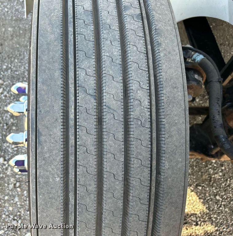 image for item EG1211 2006 International  9200i  semi truck