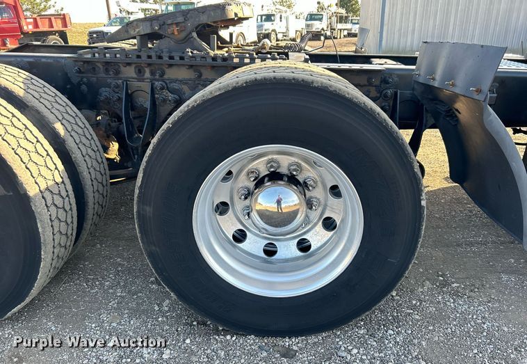 image for item EG1211 2006 International  9200i  semi truck