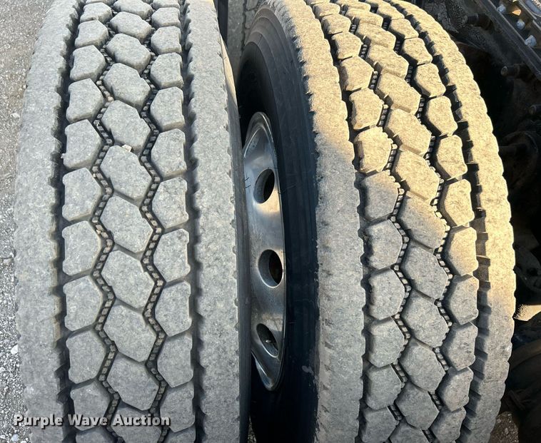 image for item EG1211 2006 International  9200i  semi truck