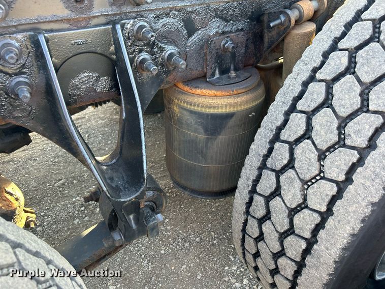 image for item EG1211 2006 International  9200i  semi truck