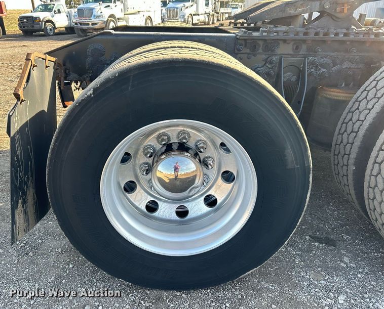 image for item EG1211 2006 International  9200i  semi truck