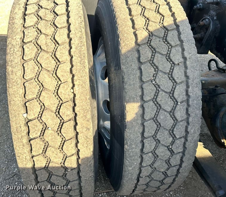 image for item EG1211 2006 International  9200i  semi truck