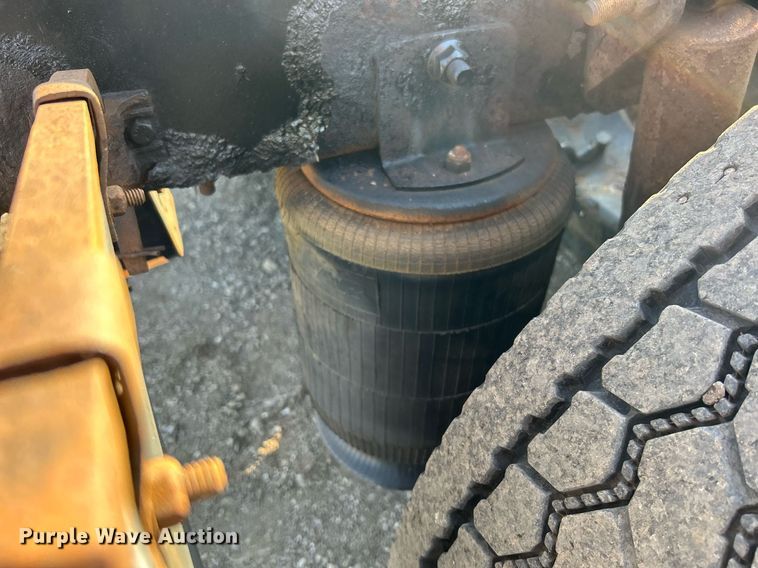 image for item EG1211 2006 International  9200i  semi truck