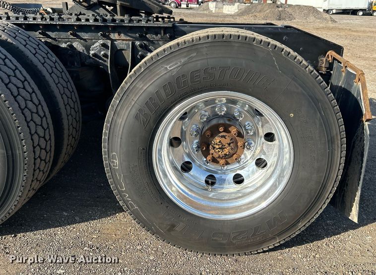 image for item EG1211 2006 International  9200i  semi truck