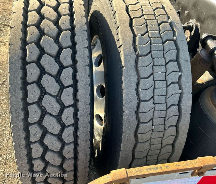 image for item EG1211 2006 International  9200i  semi truck