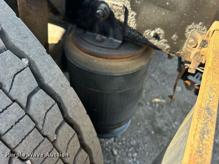 image for item EG1211 2006 International  9200i  semi truck