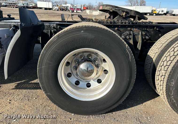 image for item EG1211 2006 International  9200i  semi truck