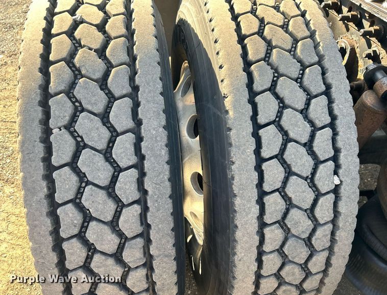 image for item EG1211 2006 International  9200i  semi truck