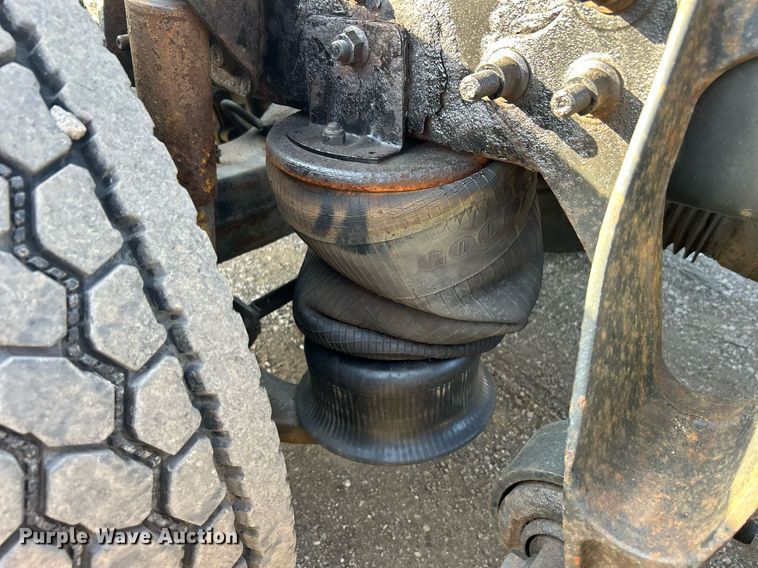 image for item EG1211 2006 International  9200i  semi truck