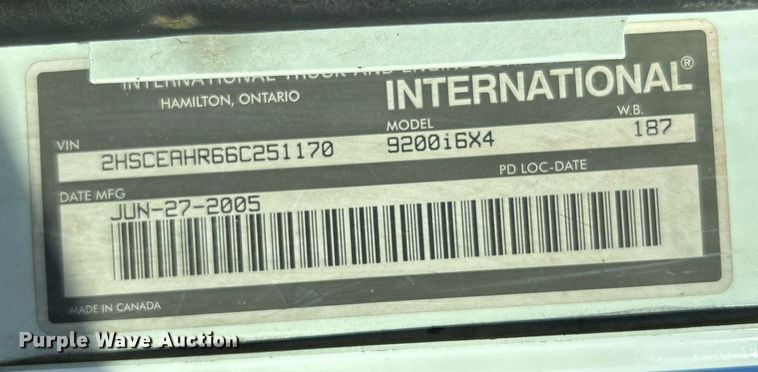 image for item EG1211 2006 International  9200i  semi truck