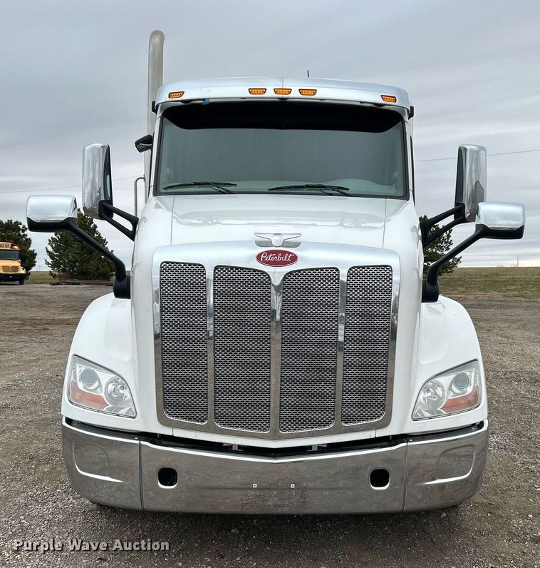 image for item EG1214 2019 Peterbilt 579 semi truck