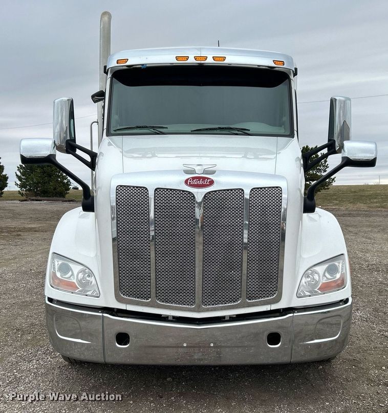 image for item EG1214 2019 Peterbilt 579 semi truck