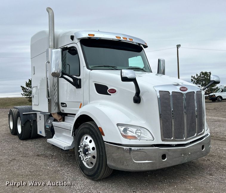 image for item EG1214 2019 Peterbilt 579 semi truck