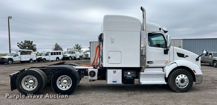 image for item EG1214 2019 Peterbilt 579 semi truck