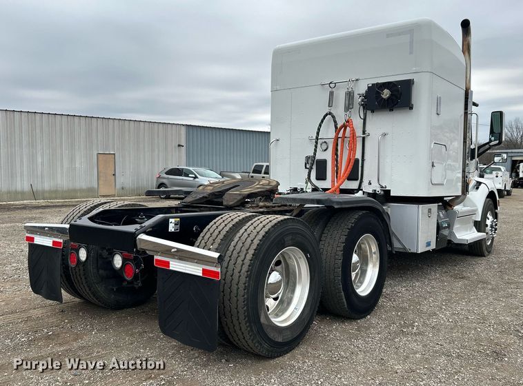 image for item EG1214 2019 Peterbilt 579 semi truck