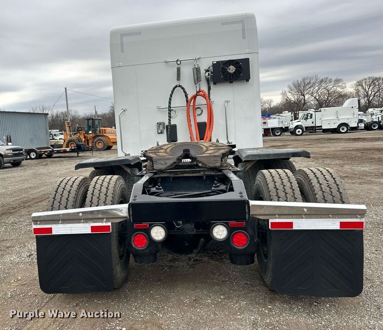 image for item EG1214 2019 Peterbilt 579 semi truck