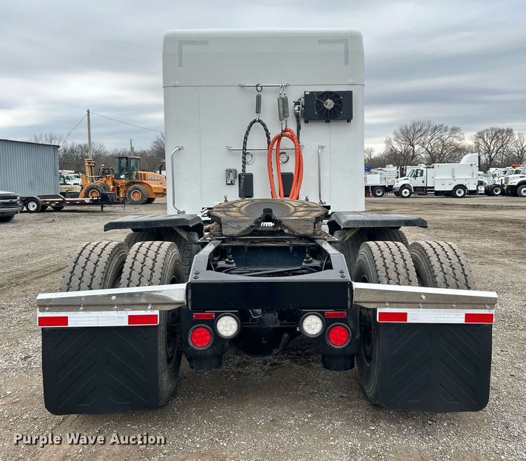 image for item EG1214 2019 Peterbilt 579 semi truck